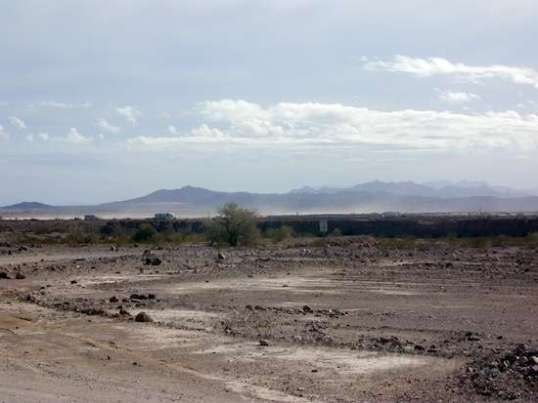 I think wind speed here is slightly higher here than in Quartzsite, on average. The ground-level dust makes it tough to be fastidious. Good thing I'm not! 