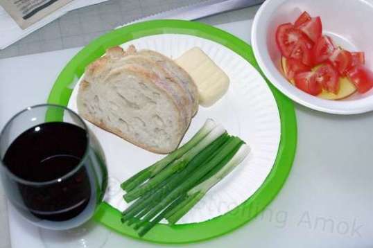 Believe it or not, this is supper! Yup. Nice late breakfast, nice late lunch, and then this at the end of the day. I was surprised and delighted the first time I tried it. It's actually quite filling, and I love it. First, enjoy the sliced tomatoes with olive oil. Done? Dip the bread into any leftover olive oil. Take a sip of red wine, then a bite of onion. Oui, it is good, no? Then a little bite of cheese, and then a little bread of some well-bodied variation or other. This "Como" Italian bread has an element of sourdough in it. Limit the olive oil, because it's so calorie-intensive. But man, this is good!  