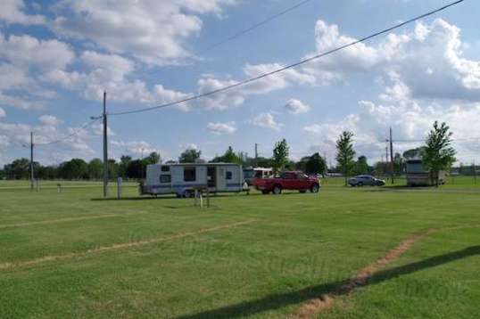 A typical Illinois camper. There are three other units here, and that's all there's likely to be until the carnies smash their way in to run the annual county fair. I should be gone by then, but I wouldn't be able to stay here.