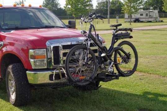 I'm repeating this photo just to point out that right turns at cramped two-lane intersections take some care, since a careless turn can swing that front overhang into the opposing lane. It's tougher than you think, because the Ford's long wheelbase prevents snappy turns. It tends to have a big intimidation factor at 4-way stops, and whoever's stopping on the right tries not to be there any more once the Ford begins its slow turn. 