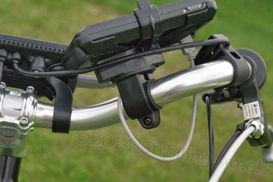 This one-foot USB cable links the Garmin GPS with the display's power port for long rides.