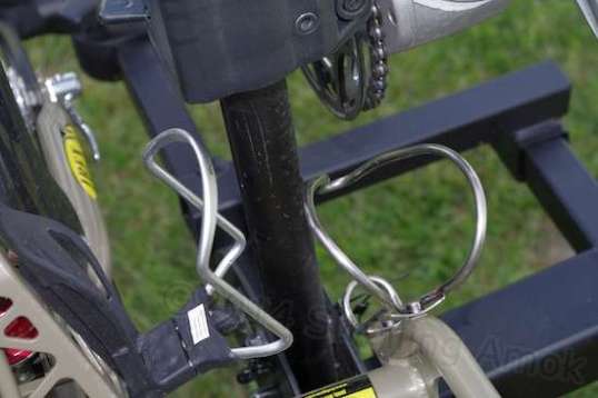 The Schwinn Expandable cage straddles the carrier's upright nicely, but is designed solely for large-diameter bottles.