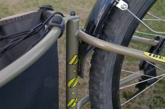 The Planet Bike's rear fender, when adjusted for Salt Mode, interferes with the trailer fork, which moves up and down against it. But fixing this without also fixing the trailer's rear tire salt-throwing problem won't cut it. 