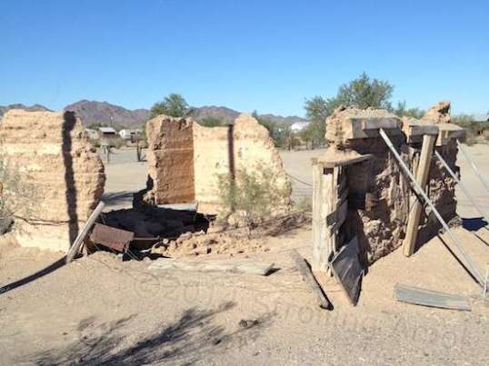 Located right along the main drag in Quartzsite, one suspects this is of some historic value. Left unmarked, it is merely part of a large lot for sale.
