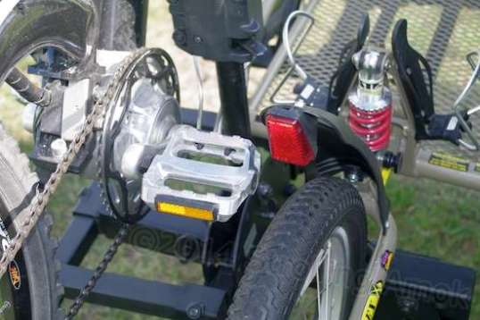 Before placing the bike, the pedal position needs to be fixed first to avoid interference with the pole. Setup adjustment was made more complex by facing the bike's chainwheel rearward, but it worked out.