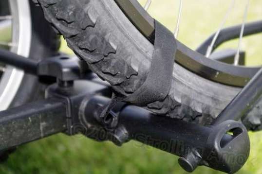 Velcro straps discourage any rolling out of the hoops if the hook is not in an optimal position on the frame (which is the case with the Aurora & trailer combo). 