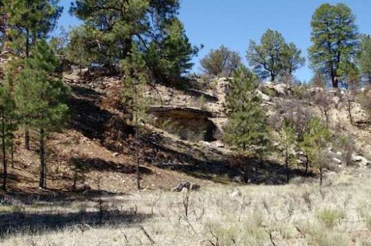 Dead center here is a flat slab of rock forming a great roof over what looked to be a good overnight spot out of the weather. There was no soot on its underside.