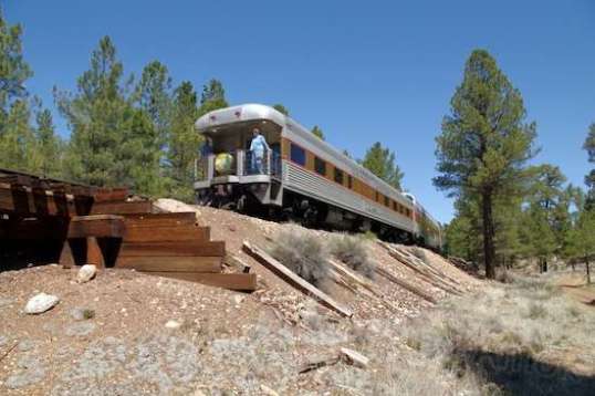That thing was quite a sight in itself! Yep, the lady in blue on the right waved when she spotted me, too.