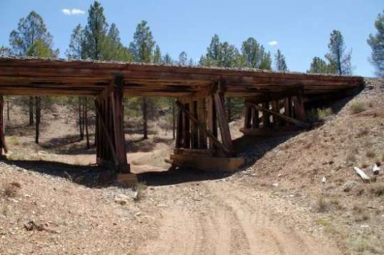 Here's the odd part. This is a different, taller crossing, and it's not much more than 50 yards down from the first. Why cross under, only to cross back? Given the expense to create these, all I can assume is that the usage plans changed radically at some point, and here we are. Entertainment!