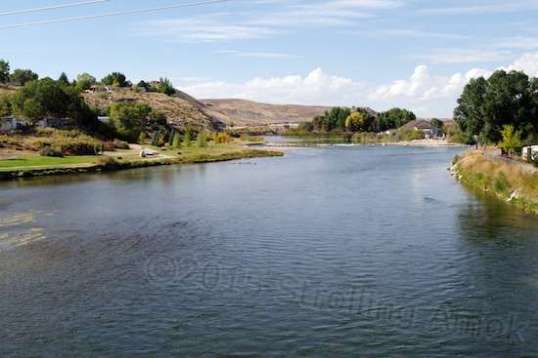 The Green River as it passes through town, wide and shallow. Along the left shoreline is a long and very nice little city park.