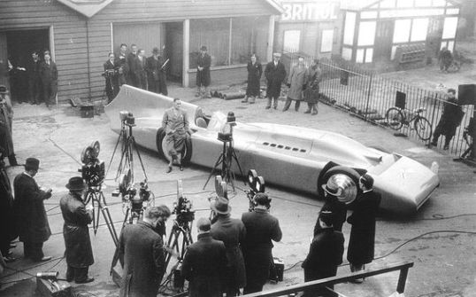 The debut of the last and fastest of the Blue Bird land speed cars. Look at the scale of that thing!