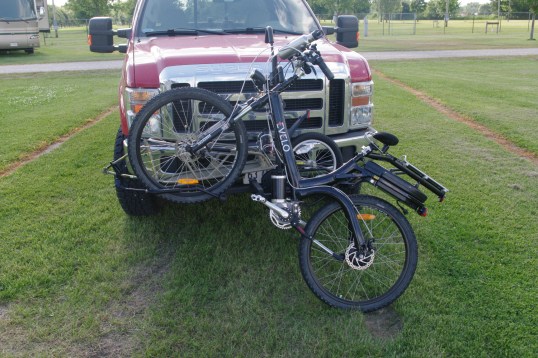 How on earth does an older gentleman lift a heavy e-bike into a carrier? The same way you put on a pair of pants. Note that a conventional top-tube carrier would be unlikely to allow this. I'm no longer gonna be muscling 65+ pounds from waist to neck, held out nearly at arm's length. This method allows you to get up close and personal.